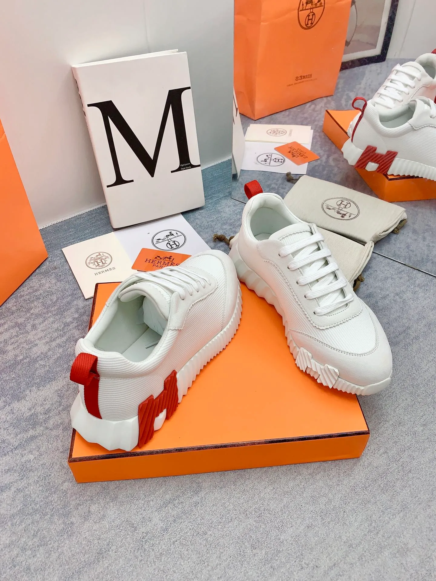 👟👟Ex-factory price 640👟👟 [Hermes] New Bouncing Couple 👫Sneakers. The most comfortable shoes from Hermès, no one else⃣️. They are very light on the feet and very beautiful. You will not feel tired when you go shopping and running around. 👍 The overall suede leather feels very good, very beautiful and very versatile. It is very light, comfortable and extremely light, suitable for both sports and leisure. It feels great to step on! 30+ men's and women's color combinations. You can choose, there will always be what you want~ ✅Fabric: Imported high mercerized sheep + original rain velvet ✅Inner: Imported silk sheepskin for lining insole ✅Outsole: Seamless combination of IP+TPU (multi-color letters) German technology irradiation machine ✅Code number: 35-41 for women and 38-46 for men (41 for women, 45.46 for men, customized and non-returnable)